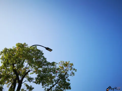 万里无云，蔚蓝色的天空