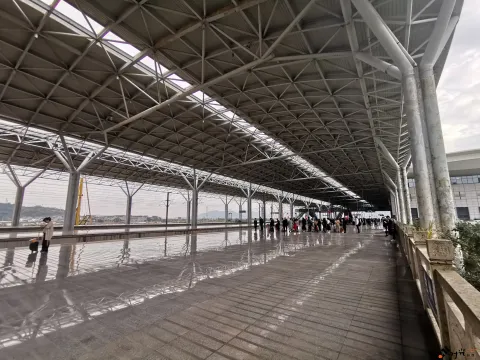 台州火车站站台等待上车的乘客