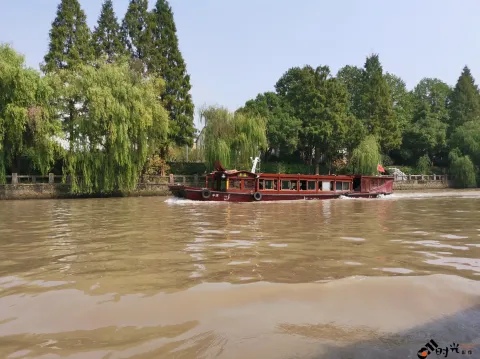 坐游船，观运河两岸风景