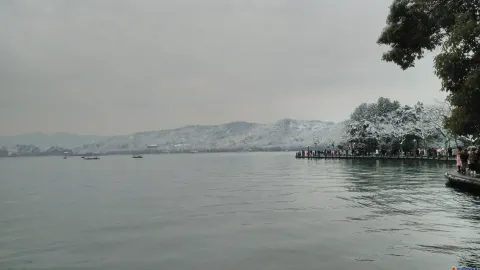 游西湖，观雪景