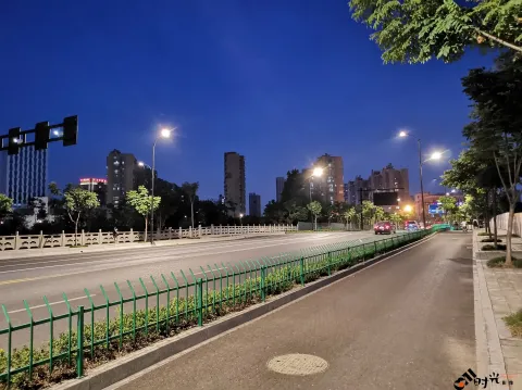夏日夜间的街道