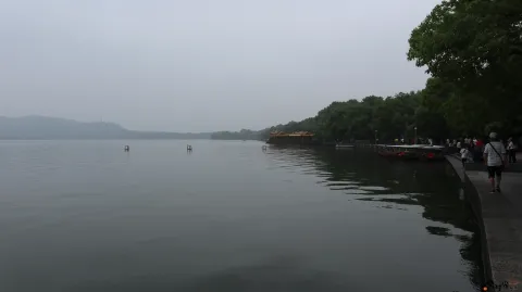 阴雨天下的杭州西湖湖面景色