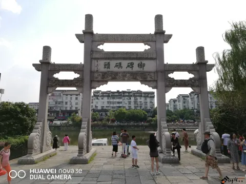 塘栖古镇，街头巷尾游人如织