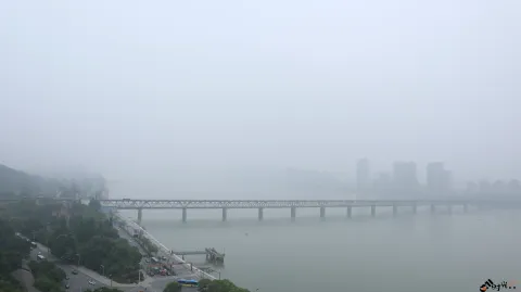 雾气中的钱塘江大桥