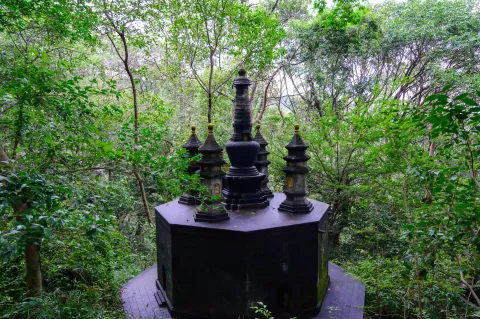 六和塔后山的‌中华古塔博览苑‌6