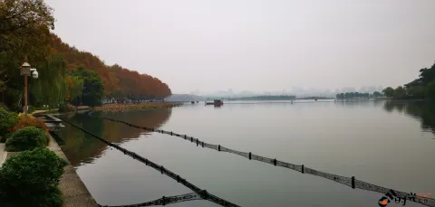 初冬的西湖湖面