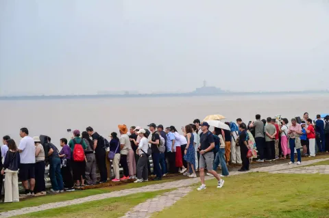 观钱江潮的游客6