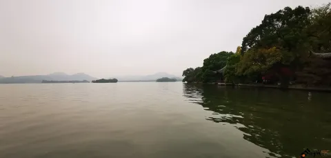 初冬的西湖湖面