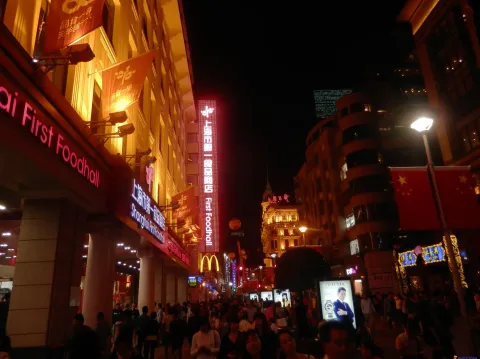夜晚的上海南京路步行街