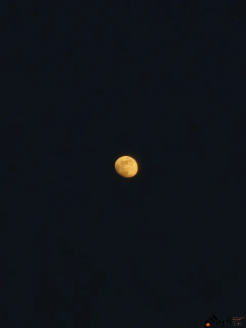 夜空中的月亮