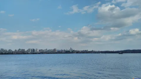 西湖边杭州城区景色