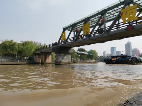 坐游船，观运河两岸风景