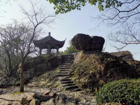 宝石山顶，远眺西湖