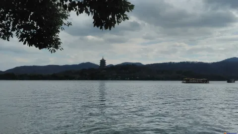 远望雷峰塔