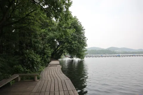 湖面边上的木走道