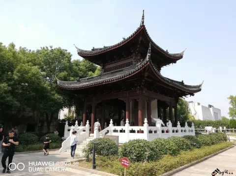 塘栖古镇，街头巷尾游人如织