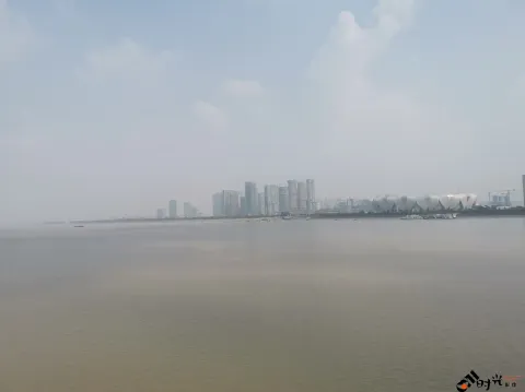骑行在钱江三桥（西兴大桥）