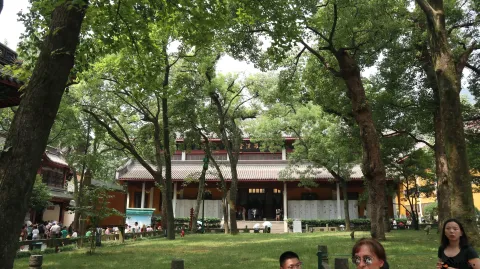 灵隐寺内游人如织