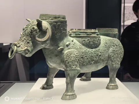 博物馆内展览的青铜器25