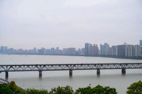 六和塔上远眺钱塘江景色9