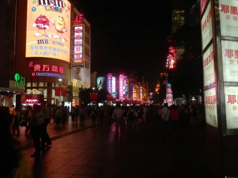 夜晚的上海南京路步行街