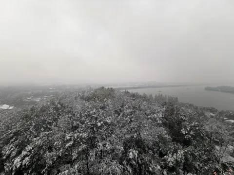 雷峰塔上远眺西湖雪景